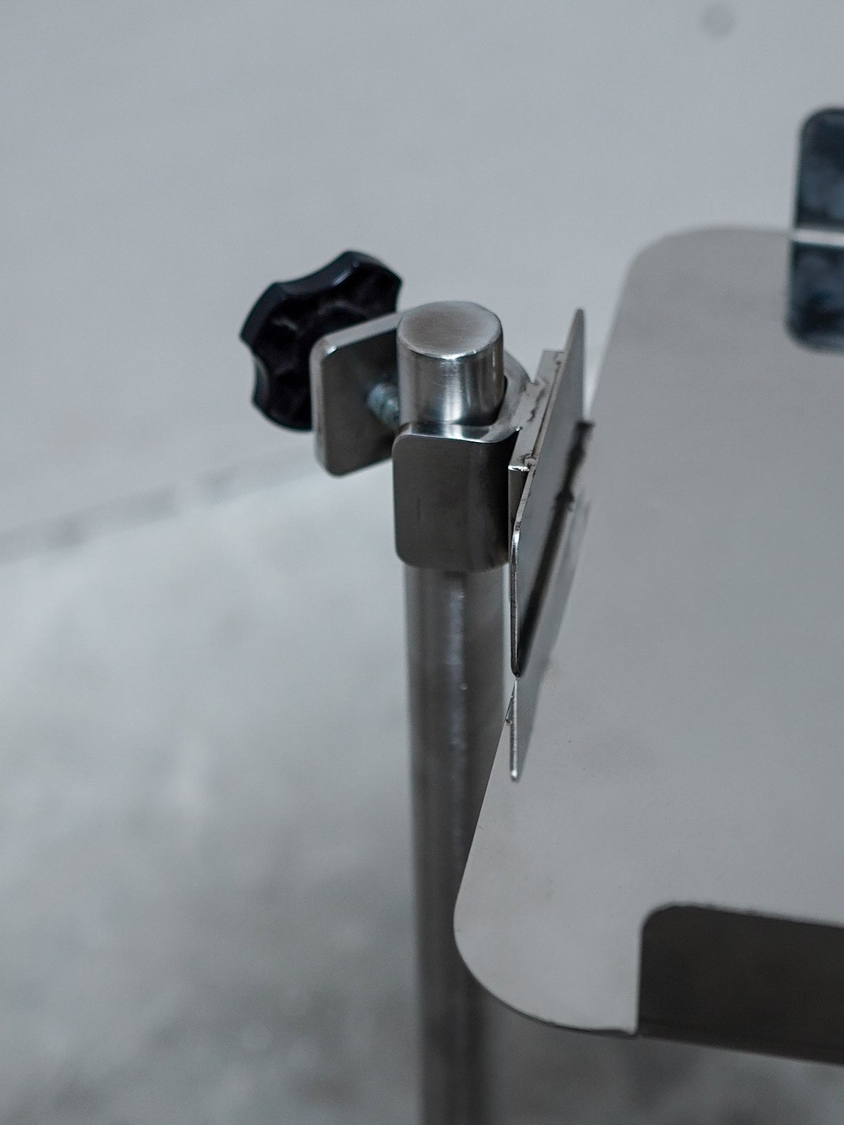AXEL ADJUSTABLE TABLE